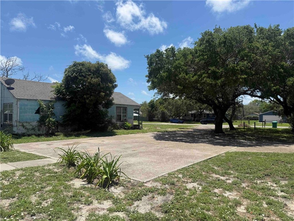 215 S 11th St, Aransas Pass, TX 78336 — photo 5