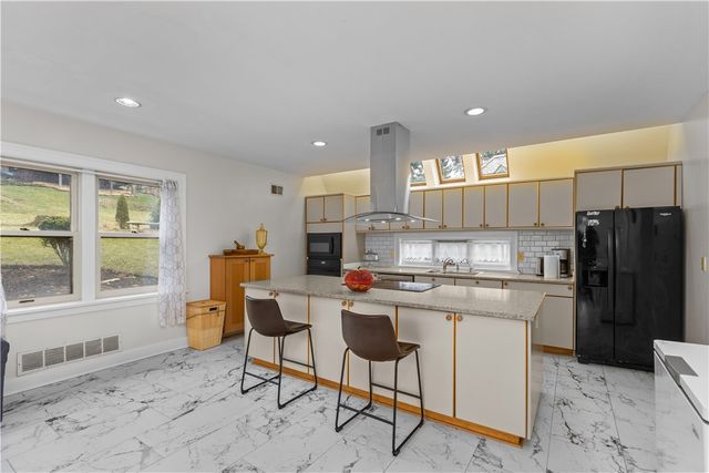 1355 Washington Rd, Mt Lebanon, PA 15228