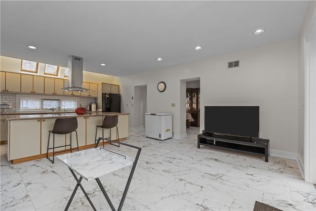 1355 Washington Rd, Mt Lebanon, PA 15228