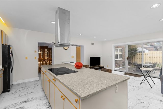 1355 Washington Rd, Mt Lebanon, PA 15228