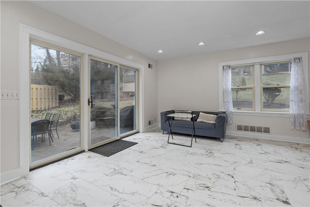 1355 Washington Rd, Mt Lebanon, PA 15228