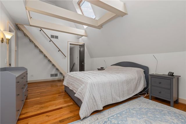 1355 Washington Rd, Mt Lebanon, PA 15228