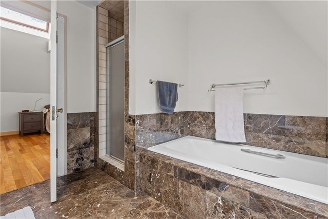 1355 Washington Rd, Mt Lebanon, PA 15228