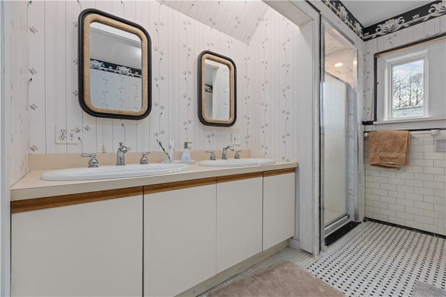 1355 Washington Rd, Mt Lebanon, PA 15228