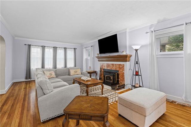 1355 Washington Rd, Mt Lebanon, PA 15228