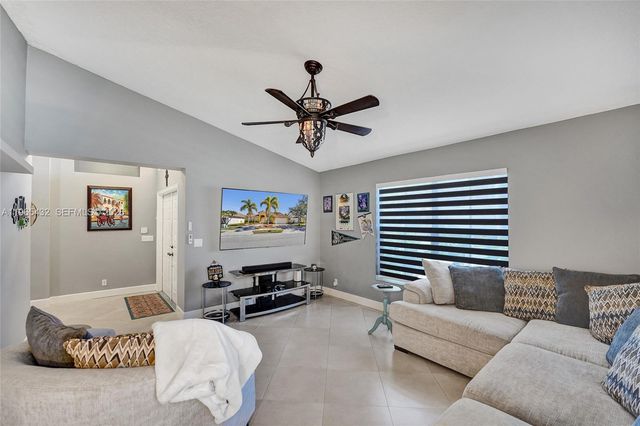 1553 SW 191st Ave, Pembroke Pines, FL 33029