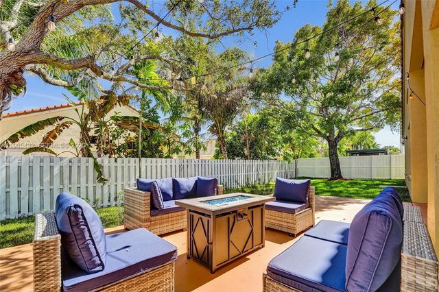 1553 SW 191st Ave, Pembroke Pines, FL 33029