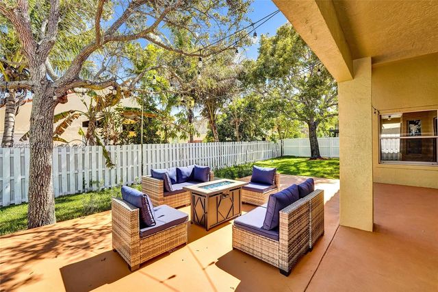 1553 SW 191st Ave, Pembroke Pines, FL 33029