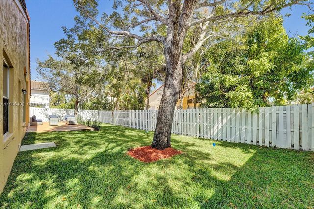 1553 SW 191st Ave, Pembroke Pines, FL 33029