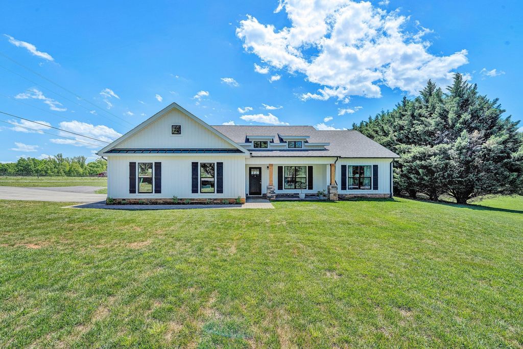 915 Morewood RD, Hardy, VA 24101