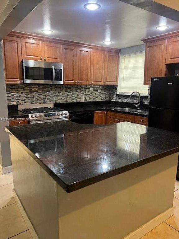 2175 NE 170th Street 114, North Miami Beach, FL 33162