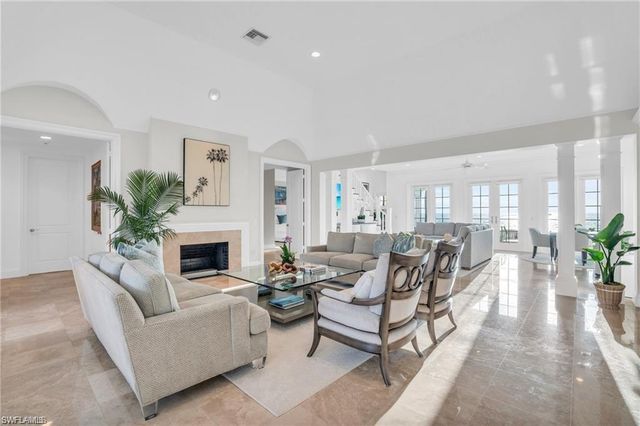 23 6TH AVE N, Naples, FL 34102