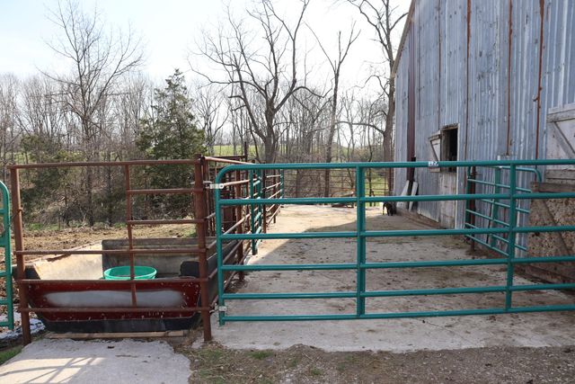 1138 Amish Loop, Seymour, MO 65746