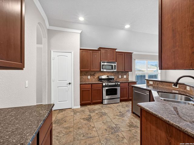 8519 FESS PARKER DR, San Antonio, TX 78254