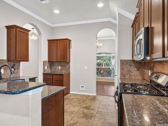 8519 FESS PARKER DR, San Antonio, TX 78254