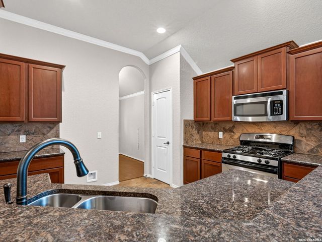 8519 FESS PARKER DR, San Antonio, TX 78254