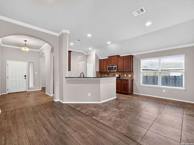 8519 FESS PARKER DR, San Antonio, TX 78254