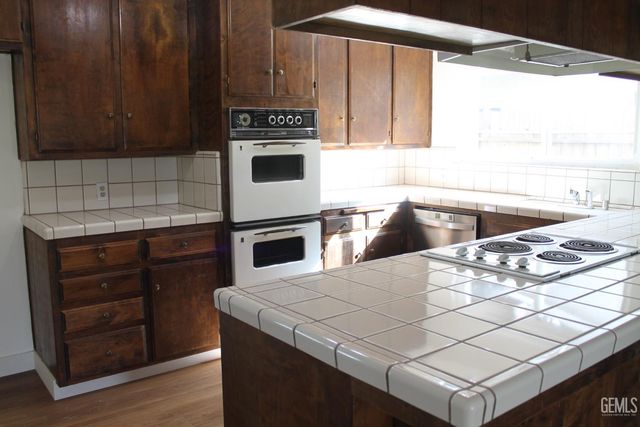 2021 Carlton, Bakersfield, CA 93309