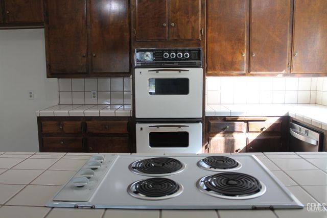 2021 Carlton, Bakersfield, CA 93309