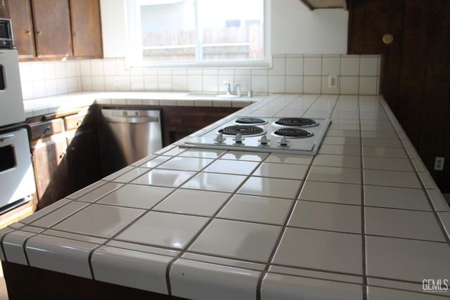 2021 Carlton, Bakersfield, CA 93309