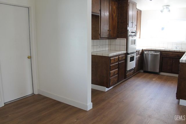 2021 Carlton, Bakersfield, CA 93309