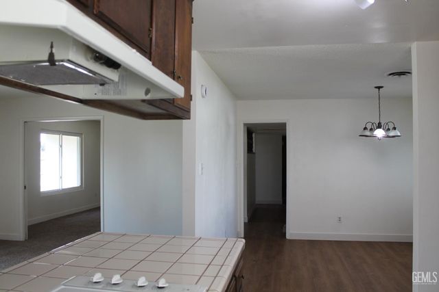 2021 Carlton, Bakersfield, CA 93309