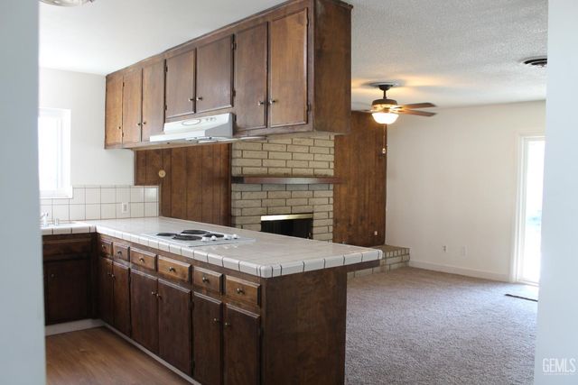 2021 Carlton, Bakersfield, CA 93309