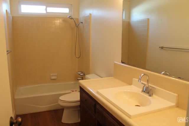 2021 Carlton, Bakersfield, CA 93309