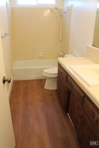 2021 Carlton, Bakersfield, CA 93309