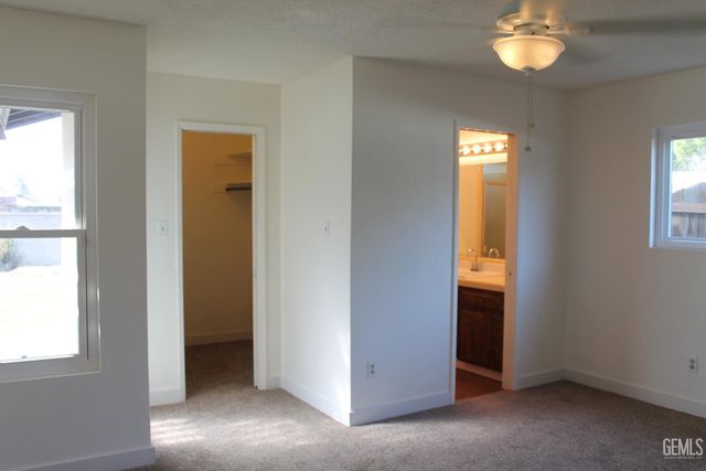 2021 Carlton, Bakersfield, CA 93309