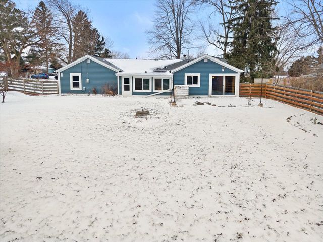 W377S3554 Lake DRIVE, Dousman, WI 53118