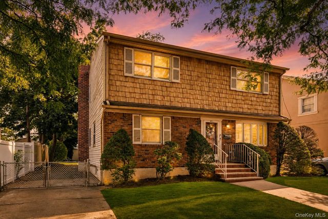 82-11 262nd Street, Floral Park, NY 11004