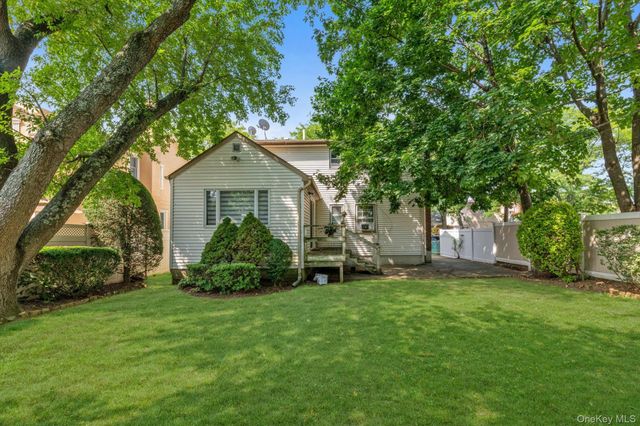 82-11 262nd Street, Floral Park, NY 11004
