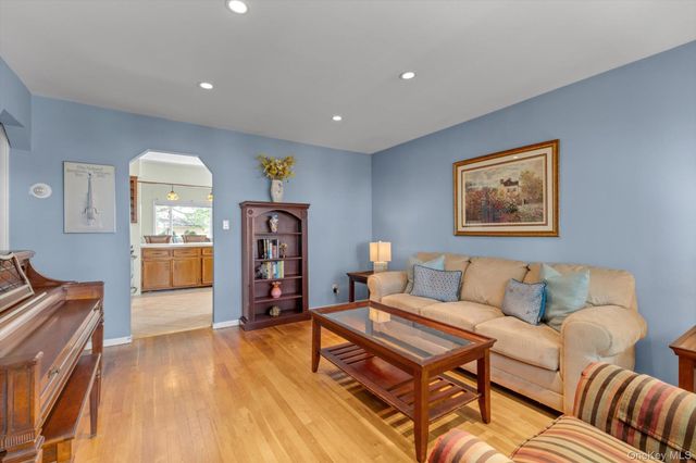 82-11 262nd Street, Floral Park, NY 11004