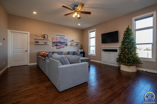 3334 SW 43rd St, Topeka, KS 66610