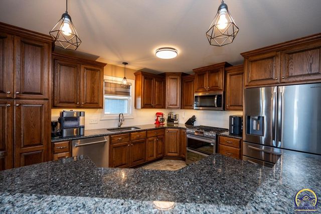 3334 SW 43rd St, Topeka, KS 66610