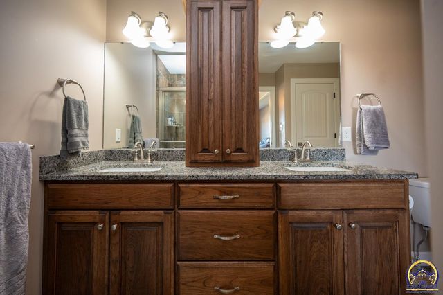 3334 SW 43rd St, Topeka, KS 66610