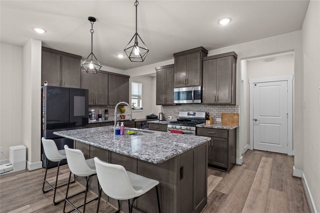 827 Crystal Oak Lane, Arlington, TX 76005