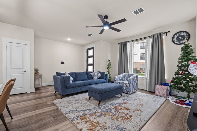 827 Crystal Oak Lane, Arlington, TX 76005