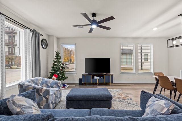 827 Crystal Oak Lane, Arlington, TX 76005