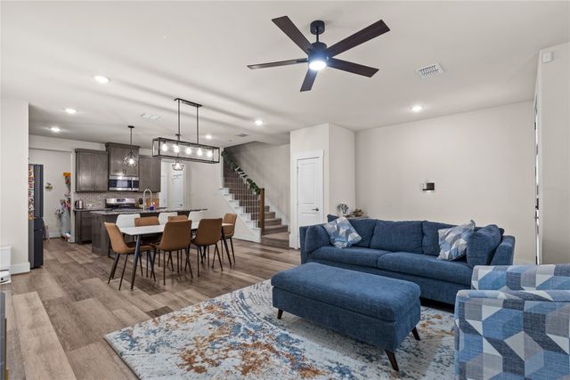 827 Crystal Oak Lane, Arlington, TX 76005