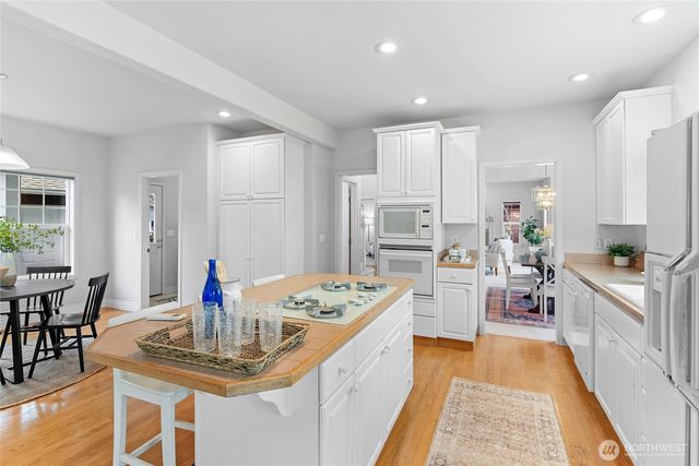 919 Cherry Avenue NE, Bainbridge Island, WA 98110