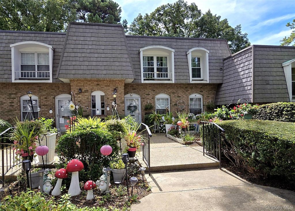 655 Middle Country Road 4F2, Coram, NY 11727