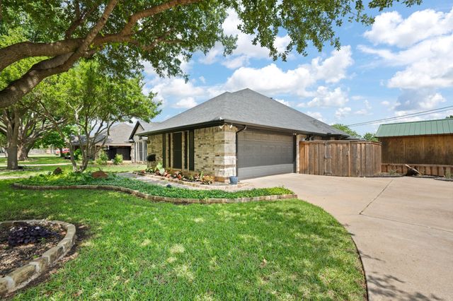 425 Sherwood Court, Burleson, TX 76028