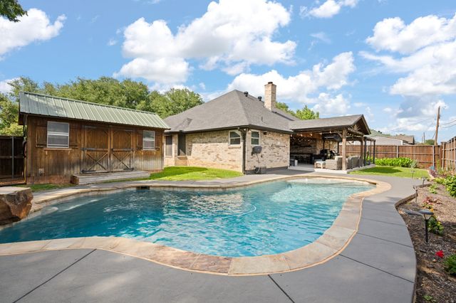 425 Sherwood Court, Burleson, TX 76028