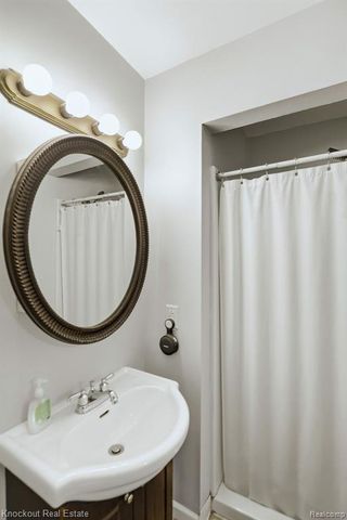 4256 Emerald Drive, Bridgeport, MI 48722