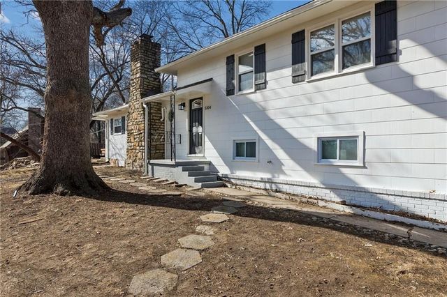 5304 NW Wagon Trail, Houston Lake, MO 64151