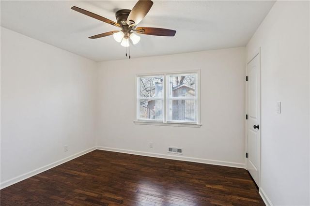 5304 NW Wagon Trail, Houston Lake, MO 64151