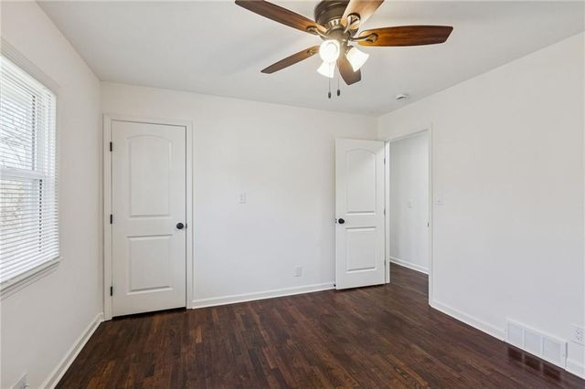 5304 NW Wagon Trail, Houston Lake, MO 64151