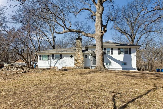 5304 NW Wagon Trail, Houston Lake, MO 64151